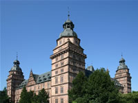Das Foto basiert auf dem Bild "Schloss Johannisburg" aus dem zentralen Medienarchiv Wikimedia Commons und steht unter der GNU-Lizenz für freie Dokumentation. Der Urheber des Bildes ist Sven Teschke.