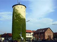 Das Foto basiert auf dem Bild "Rathaus und Wasserturm" aus dem zentralen Medienarchiv Wikimedia Commons und steht unter der GNU-Lizenz für freie Dokumentation. Der Urheber des Bildes ist Gabriele Delhey.