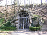 Das Foto basiert auf dem Bild "Die Lourdesgrotte in Diedorf" aus dem zentralen Medienarchiv Wikimedia Commons. Diese Datei ist unter der Creative Commons-Lizenz Namensnennung 3.0 Unported lizenziert. Der Urheber des Bildes ist Gerhard1959.