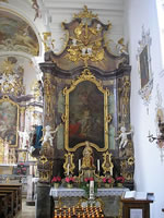 Das Foto basiert auf dem Bild "Altar im rechten Querarm der Abteikirche Mariae Himmelfahrt" aus dem zentralen Medienarchiv Wikimedia Commons. Diese Datei ist unter der Creative Commons-Lizenz Namensnennung-Weitergabe unter gleichen Bedingungen 3.0 Unported lizenziert. Der Urheber des Bildes ist Dark Avenger.