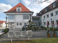 Das Foto basiert auf dem Bild "Rathaus Langweid mit Osterbrunnen" aus dem zentralen Medienarchiv Wikimedia Commons. Diese Datei ist unter der Creative Commons-Lizenz Namensnennung 3.0 Unported lizenziert. Der Urheber des Bildes ist ThJ2704.