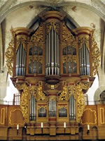 Das Foto basiert auf dem Bild "Stumm-Orgel in der Evangelischen Pfarrkirche St. Matthias" aus dem zentralen Medienarchiv Wikimedia Commons und ist als gemeinfrei veröffentlicht. Der Urheber des Bildes ist NN.