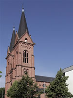 Das Foto basiert auf dem Bild "Die katholische St. Bartholomäuskirche" aus dem zentralen Medienarchiv Wikimedia Commonsund steht unter der GNU-Lizenz für freie Dokumentation. Der Urheber des Bildes ist Armin Kübelbeck.