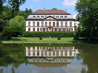 Das Foto basiert auf dem Bild "Birkenauer Schloss" aus dem zentralen Medienarchiv Wikimedia Commons und steht unter der GNU-Lizenz für freie Dokumentation. Der Urheber des Bildes ist Jürgen Kadel.