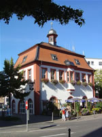 Das Foto basiert auf dem Bild "Historisches Rathaus in Bürstadt" aus dem zentralen Medienarchiv Wikimedia Commons und steht unter der GNU-Lizenz für freie Dokumentation. Der Urheber des Bildes ist Micha Jost.