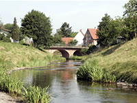 Das Foto basiert auf dem Bild "Die 2006/2007 re-naturisierte Weschnitz fließt durch Einhausen (in westlicher Richtung)" aus dem zentralen Medienarchiv Wikimedia Commons und steht unter der GNU-Lizenz für freie Dokumentation. Der Urheber des Bildes ist Armin Kübelbeck.