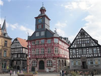 Das Foto basiert auf dem Bild "Rathaus am Marktplatz" aus dem zentralen Medienarchiv Wikimedia Commons und steht unter der GNU-Lizenz für freie Dokumentation. Der Urheber des Bildes ist Rainer Zenz.