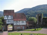 Das Foto basiert auf dem Bild "Torhaus der Burg Hirschhorn" aus dem zentralen Medienarchiv Wikimedia Commons und ist lizenziert unter der Creative Commons-Lizenz Attribution ShareAlike 2.5. Der Urheber des Bildes ist p.schmelzle.