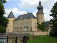 Das Bild basiert auf dem Bild: "Das Wasserschloss Gemen im gleichnamigen Stadtteil von Borken" aus dem zentralen Medienarchiv Wikimedia Commons und steht unter der GNU-Lizenz für freie Dokumentation. Der Urheber des Bildes ist Sven Hartrumpf.