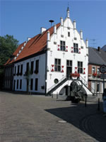 Das Bild basiert auf dem Bild: "Rathaus von Anholt" aus dem zentralen Medienarchiv Wikimedia Commons und ist lizenziert unter der Creative Commons Namensnennung 2.0 Lizenz. Der Urheber des Bildes ist Wolfgang Manousek.