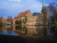 Das Bild basiert auf dem Bild: "Wasserschloss Raesfeld" aus aus dem zentralen Medienarchiv Wikimedia Commons. Diese Bilddatei wurde von ihrem Urheber zur uneingeschränkten Nutzung freigegeben. Das Bild ist damit gemeinfrei („public domain“). Dies gilt weltweit. Der Urheber des Bildes ist Reinhrad Lucas.