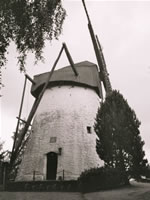 Das Bild basiert auf dem Bild: "Windmühle als das Wahrzeichen von Reken" aus dem zentralen Medienarchiv Wikimedia Commons und steht unter der GNU-Lizenz für freie Dokumentation. Der Urheber des Bildes ist Markus Schweiss.