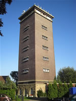 Das Bild basiert auf dem Bild: "Alter Wasserturm der Stadt Stadtlohn" aus dem zentralen Medienarchiv Wikimedia Commons und steht unter der GNU-Lizenz für freie Dokumentation. Der Urheber des Bildes ist Stadtlohn.