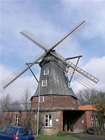 Das Bild basiert auf dem Bild: "Windmühle Menke, 2009" aus dem zentralen Medienarchiv Wikimedia Commons und steht unter der GNU-Lizenz für freie Dokumentation. Der Urheber des Bildes ist Rasbak.