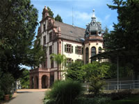 Das Foto basiert auf dem Bild "Ehemaliges Großherzogliches Palais in Badenweiler. Badenweiler/Süd-Schwarzwald/Deutschland" aus der freien Enzyklopädie Wikipedia und ist gemeinfrei. Der Urheber des Bildes ist Manfred Heyde.