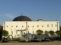 Das Foto basiert auf dem Bild "Große Moschee im Bugginger Gewerbegebiet Kaliwerk" aus dem zentralen Medienarchiv Wikimedia Commons eingebunden und steht unter der GNU-Lizenz für freie Dokumentation. Der Urheber des Bildes ist Rauenstein.
