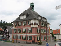 Das Foto basiert auf dem Bild "Rathaus Lenzkirch" aus dem zentralen Medienarchiv Wikimedia Commons eingebunden und steht unter der GNU-Lizenz für freie Dokumentation. Der Urheber des Bildes ist Stephen Lea.