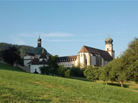 Das Foto basiert auf dem Bild "Kloster St. Trudpert" aus dem zentralen Medienarchiv Wikimedia Commons und ist lizenziert unter der Creative-Commons-Lizenz Namensnennung-Weitergabe unter gleichen Bedingungen 2.0 Deutschland. Der Urheber des Bildes ist Wladyslaw Sojka.