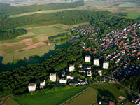 Das Foto basiert auf dem Bild "Luftbild von Umkirch" aus dem zentralen Medienarchiv Wikimedia Commons eingebunden und steht unter der GNU-Lizenz für freie Dokumentation. Der Urheber des Bildes ist Norbert Blau.