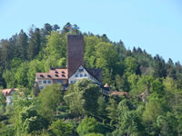 Das Foto basiert auf dem Bild "Bad Liebenzell Burg" aus dem zentralen Medienarchiv Wikimedia Commons und steht unter der GNU-Lizenz für freie Dokumentation. Der Urheber des Bildes ist Mussklprozz.