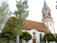 Das Foto basiert auf dem Bild "Kirche Gechingen" aus der freien Enzyklopädie Wikipedia und steht unter der GNU-Lizenz für freie Dokumentation. Der Urheber des Bildes ist Markus Hagenlocher.
