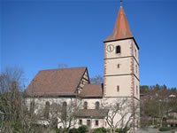 Das Foto basiert auf dem Bild "Dreifaltigkeitskirche Simmozheim" aus dem zentralen Medienarchiv Wikimedia Commons und ist lizenziert unter der Creative Commons-Lizenz Attribution ShareAlike 2.5. Der Urheber des Bildes ist G. Ehninger.