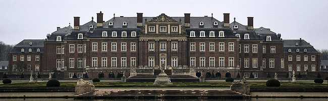 Das Foto basiert auf dem Bild "Schloss Nordkirchen in der Garten-Achse" aus dem zentralen Medienarchiv Wikimedia Commons und steht unter der GNU-Lizenz für freie Dokumentation. Der Urheber des Bildes ist Sir Gawain, Kassander der Minoer.