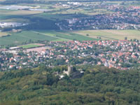 Das Foto basiert auf dem Bild "Schloss Alsbach und Alsbach-Hähnlein vom Melibokus aus gesehen" aus dem zentralen Medienarchiv Wikimedia Commons und steht unter der GNU-Lizenz für freie Dokumentation. Der Urheber des Bildes ist Diana.