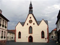 Das Foto basiert auf dem Bild "Stadtkirche und Marktplatz" aus dem zentralen Medienarchiv Wikimedia Commons und steht unter der GNU-Lizenz für freie Dokumentation. Der Urheber des Bildes ist Reinhard Dietrich.