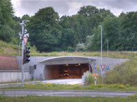 Das Foto basiert auf dem Bild "Nordportal des Lohbergtunnels" aus dem zentralen Medienarchiv Wikimedia Commons. Diese Datei ist unter der Creative Commons-Lizenz Namensnennung-Weitergabe unter gleichen Bedingungen 3.0 Unported lizenziert. Der Urheber des Bildes ist Heidas.