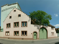 Das Foto basiert auf dem Bild "Ehemaliges Pfarrhaus in der Borngasse" aus dem zentralen Medienarchiv Wikimedia Commons und steht unter der GNU-Lizenz für freie Dokumentation. Der Urheber des Bildes ist Tilmann Hentze.