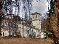 Das Foto basiert auf dem Bild "Schloss Heiligenberg" aus dem zentralen Medienarchiv Wikimedia Commons und steht unter der GNU-Lizenz für freie Dokumentation. Der Urheber des Bildes ist Heidas.