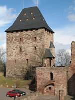 Das Bild basiert auf dem Bild: "Bergfried (restauriert) der Burg Nideggen" aus dem zentralen Medienarchiv Wikimedia Commons. Diese Datei ist unter der Creative Commons-Lizenz Namensnennung-Weitergabe unter gleichen Bedingungen 2.5 US-amerikanisch (nicht portiert) lizenziert. Der Urheber des Bildes ist Túrelio.