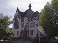 Das Foto basiert auf dem Bild "Altes Denzlinger Rathaus" aus dem zentralen Medienarchiv Wikimedia Commons und wurde unter den Bedingungen der Creative Commons "Namensnennung-Weitergabe unter gleichen Bedingungen 3.0 Unported"-Lizenz veröffentlicht. Der Urheber des Bildes ist Mondberg.