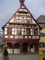 Das Bild basiert auf dem Bild: "Altes Rathaus in Königsbach" aus dem zentralen Medienarchiv Wikimedia Commons und wurde unter der GNU-Lizenz für freie Dokumentation veröffentlicht. Der Urheber des Bildes ist Ssch.