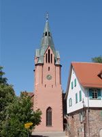 Das Bild basiert auf dem Bild: "Evangelische Petruskirche" aus dem zentralen Medienarchiv Wikimedia Commons und wurde unter der GNU-Lizenz für freie Dokumentation veröffentlicht. Der Urheber des Bildes ist Mussklprozz.