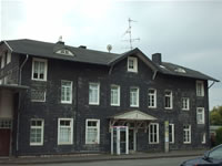 Das Foto basiert auf dem Bild "Bahnhofsgebäude" aus dem zentralen Medienarchiv Wikimedia Commons und steht unter der GNU-Lizenz für freie Dokumentation. Der Urheber des Bildes ist Stefan / Wikimedia Commons / CC-BY-SA-3.0 & GDFL 1.2+.