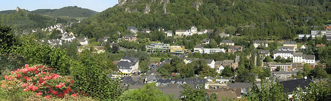 Das Foto basiert auf dem Bild "Panorama Gerolstein" aus dem zentralen Medienarchiv Wikimedia Commons. Dieses Werk wurde (oder wird hiermit) durch den Autor auf German Wikipedia in die Gemeinfreiheit übergeben. Dies gilt weltweit. Der Urheber des Bildes ist Hernry. 