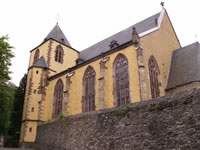 Das Foto basiert auf dem Bild "Schlosskirche Schleiden St.Philippus und Jakobus" aus dem zentralen Medienarchiv Wikimedia Commons und wurde unter den Bedingungen der „Creative Commons Namensnennung-Weitergabe unter gleichen Bedingungen Deutschland“-Lizenz (abgekürzt „cc-by-sa“) in der Version 2.0 veröffentlicht. Der Urheber des Bildes ist Abrasax.