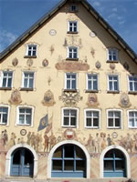 Das Foto basiert auf dem Bild "Fassade des Rathauses" aus dem zentralen Medienarchiv Wikimedia Commons und steht unter der GNU-Lizenz für freie Dokumentation. Der Urheber des Bildes ist Mussklprozz.