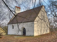 Das Foto basiert auf dem Bild "Sankt Georgs Kapelle" aus dem zentralen Medienarchiv Wikimedia Commons. Diese Datei ist unter der Creative Commons-Lizenz Namensnennung-Weitergabe unter gleichen Bedingungen 3.0 Unported lizenziert. Der Urheber des Bildes ist Richard Huber.