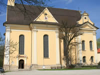 Das Foto basiert auf dem Bild "Rassokirche Grafrath" aus der freien Enzyklopädie Wikipedia. Diese Datei ist unter den Creative Commons-Lizenzen Namensnennung-Weitergabe unter gleichen Bedingungen 3.0 nicht portiert, 2.5 generisch, 2.0 generisch und 1.0 generisch lizenziert. Der Urheber des Bildes ist Mdgrafrath.