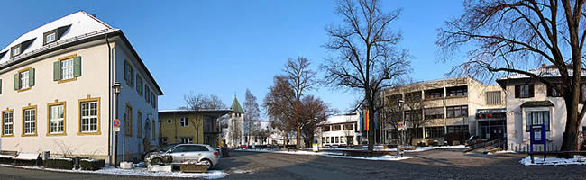 Das Foto basiert auf dem Bild Fliegerhorst FFB aus dem zentralen Medienarchiv Wikimedia Commons. Diese Datei ist unter der Creative Commons-Lizenz Namensnennung-Weitergabe unter gleichen Bedingungen 3.0 Unported lizenziert. Der Urheber des Bildes ist Cholo Aleman.