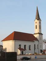 Das Foto basiert auf dem Bild "Mammendorf St. Nikolaus und Sylvester" aus dem zentralen Medienarchiv Wikimedia Commons. Diese Datei ist unter den Creative Commons-Lizenzen Namensnennung-Weitergabe unter gleichen Bedingungen 3.0 Unported lizenziert. Der Urheber des Bildes ist Zb-de.