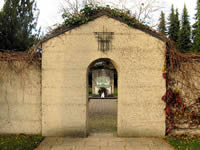 Das Foto basiert auf dem Bild "Puchheim Russenfriedhof" aus der freien Enzyklopädie Wikipedia. Diese Datei ist unter der Creative Commons-Lizenz Namensnennung-Weitergabe unter gleichen Bedingungen 3.0 Unported lizenziert. Der Urheber des Bildes ist Zinnmann.
