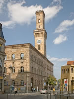 Das Foto basiert auf dem Bild "Rathaus" aus dem zentralen Medienarchiv Wikimedia Commons. Diese Datei ist unter der Creative Commons-Lizenz Namensnennung-Weitergabe unter gleichen Bedingungen 3.0 Unported lizenziert. Der Urheber des Bildes ist Magnus Gertkemper.