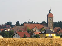 Das Foto basiert auf dem Bild "Roßtal mit der St.-Laurentius-Kirche" aus dem zentralen Medienarchiv Wikimedia Commons. Diese Datei ist unter der Creative Commons-Lizenz Namensnennung-Weitergabe unter gleichen Bedingungen 3.0 Unported lizenziert. Der Urheber des Bildes ist Tobiv.