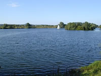 Das Foto basiert auf dem Bild "Wassersport auf dem Heuchelheimer See" aus dem zentralen Medienarchiv Wikimedia Commons. Diese Datei ist unter der Creative Commons-Lizenz Namensnennung 2.0 US-amerikanisch (nicht portiert) lizenziert. Der Urheber des Bildes ist Joe Shoe ("dittmeyer"), Düsseldorf, Germany.