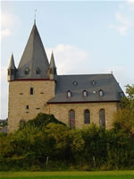 Das Foto basiert auf dem Bild "St.-Michaelis-Kirche in Oberkleen, von Süden" aus dem zentralen Medienarchiv Wikimedia Commons und steht unter der GNU-Lizenz für freie Dokumentation. Der Urheber des Bildes ist Cherubino.