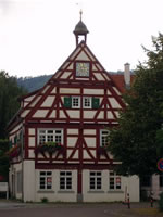 Das Foto basiert auf dem Bild "Rathaus von Dürnau" aus dem zentralen Medienarchiv Wikimedia Commons. Diese Bilddatei wurde von ihrem Urheber zur uneingeschränkten Nutzung freigegeben. Das Bild ist damit gemeinfrei („public domain“). Dies gilt weltweit. Der Urheber des Bildes ist Xocolatl.